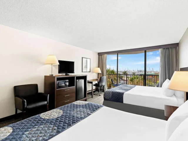 Yacht Harbor Hotel